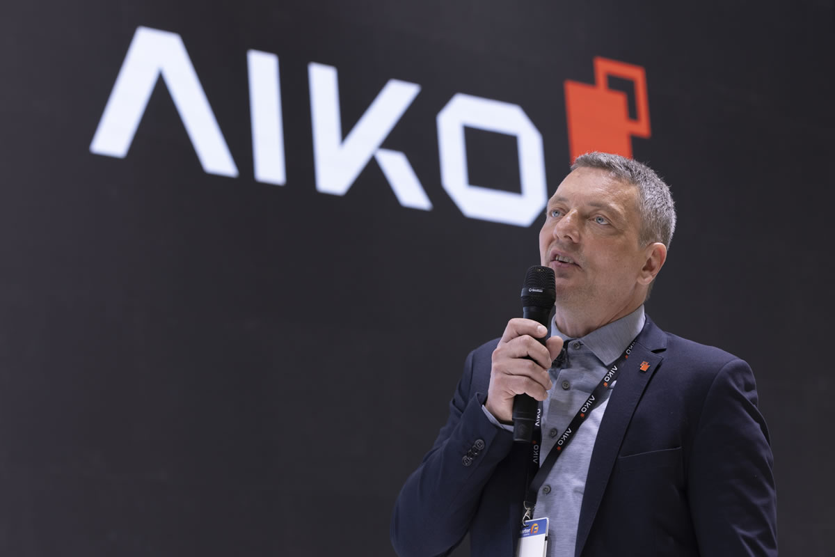 乐橙lc8携“黑科技”新品亮相Intersolar展